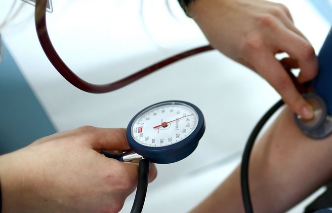 Die Zahl der Menschen mit hohem Blutdruck hat sich laut WHO zwischen 1990 und 2019 verdoppelt - auf rund 1,3 Milliarden Menschen.<span class='image-autor'>Foto: Britta Pedersen/dpa-Zentralbild/dpa</span>