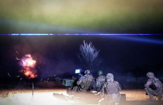 Bedrohung aus der Luft – im Bild ein ukrainischer Drohnen-Abwehrtrupp während einer Übung bei Odessa – gehört zu den Konstanten in Russlands Angriffskrieg.<span class='image-autor'>Foto: dpa/Kay Nietfeld</span>