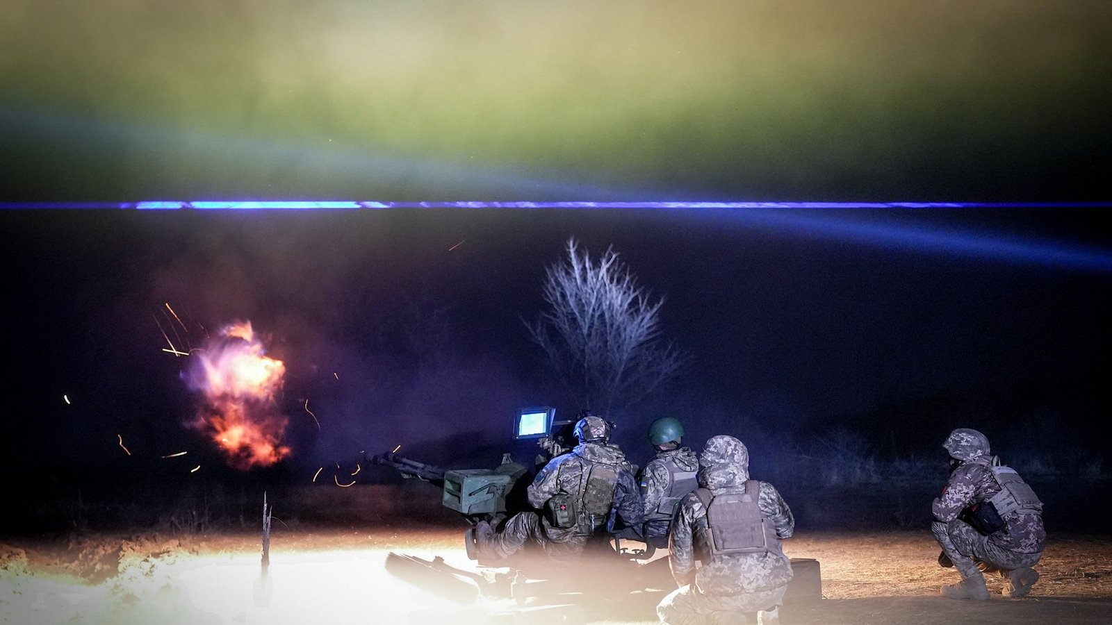 Bedrohung aus der Luft – im Bild ein ukrainischer Drohnen-Abwehrtrupp während einer Übung bei Odessa – gehört zu den Konstanten in Russlands Angriffskrieg.Foto: dpa/Kay Nietfeld Bedrohung aus der Luft – im Bild ein ukrainischer Drohnen-Abwehrtrupp während einer Übung bei Odessa – gehört zu den Konstanten in Russlands Angriffskrieg.Foto: dpa/Kay Nietfeld