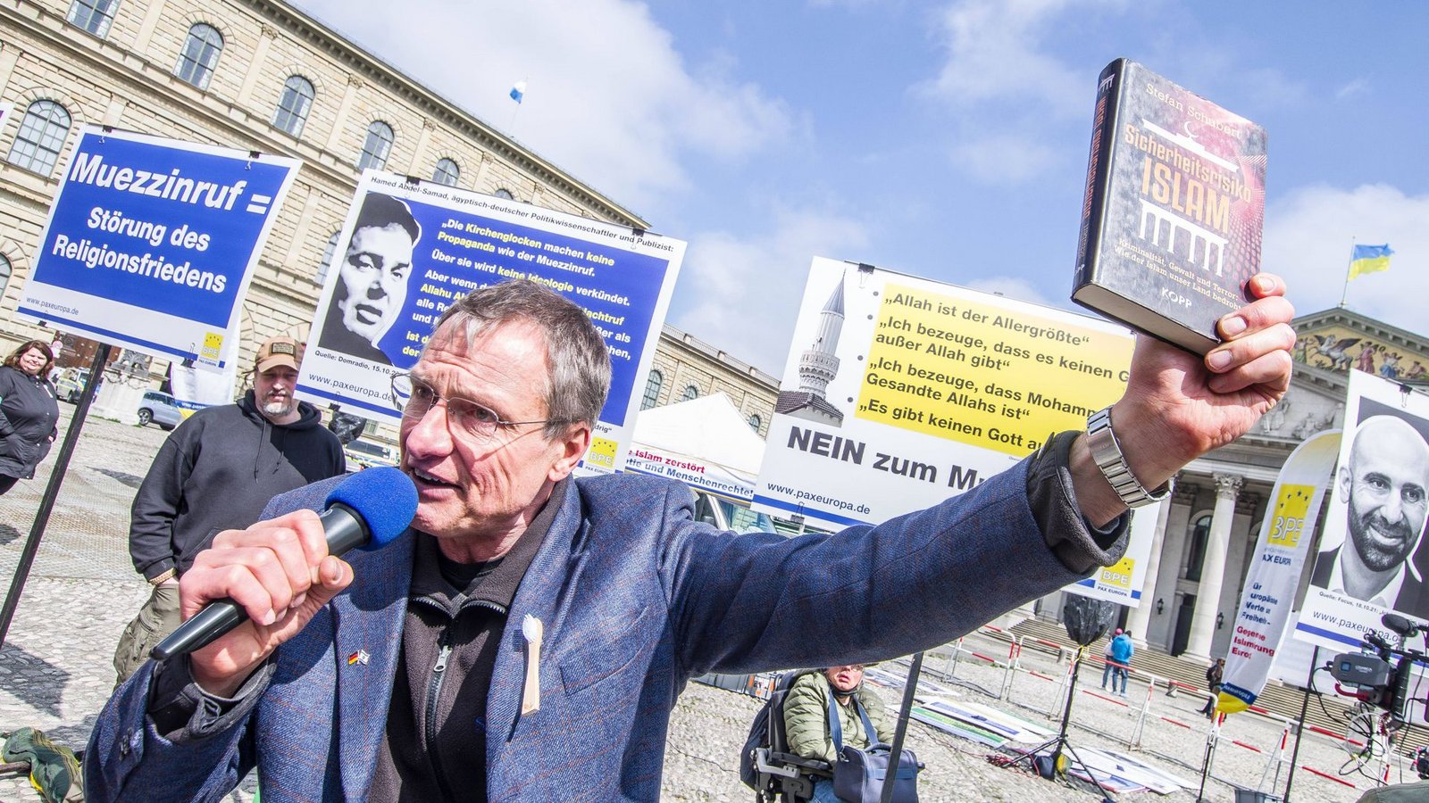 Das Gesicht der Pax Europa, Michael Stürzenberger, bei einer Veranstaltung in München – er hat das Gedenken an den ermordeten Rouven Laur gekapert.Foto: IMAGO/ZUMA Wire Das Gesicht der Pax Europa, Michael Stürzenberger, bei einer Veranstaltung in München – er hat das Gedenken an den ermordeten Rouven Laur gekapert.Foto: IMAGO/ZUMA Wire