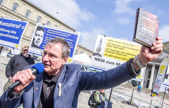 Das Gesicht der Pax Europa, Michael Stürzenberger, bei einer Veranstaltung in München – er hat das Gedenken an den ermordeten Rouven Laur gekapert.<span class='image-autor'>Foto: IMAGO/ZUMA Wire</span>