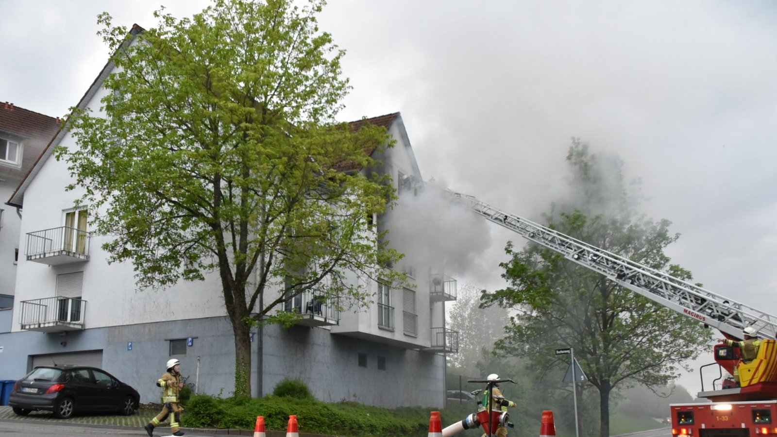 Auch ein Feuerwehrmann wurde bei dem Feuer verletzt.Foto: Jannik Nölke Auch ein Feuerwehrmann wurde bei dem Feuer verletzt.Foto: Jannik Nölke