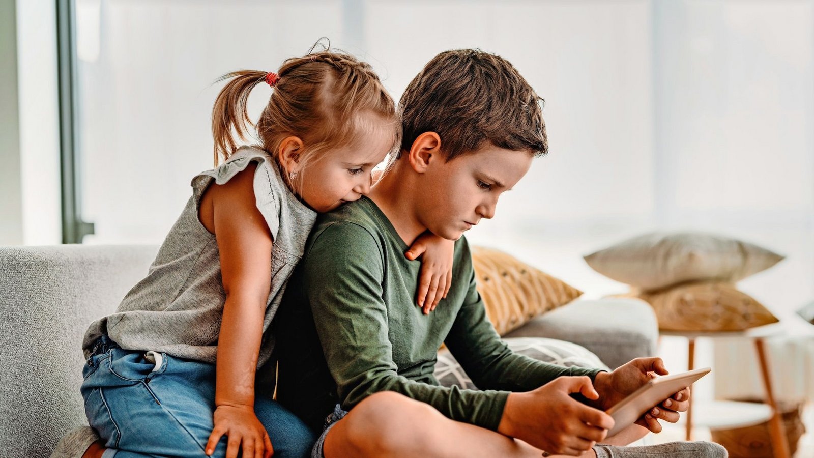 Eltern sollten sich also ganz genau anschauen, mit welchen Spielen sich ihr Nachwuchs beschäftigt: Viele Spiele-Apps haben bedenkliche Inhalte.Foto: stock.adobe.com/
NDABCREATIVITY - Eltern sollten sich also ganz genau anschauen, mit welchen Spielen sich ihr Nachwuchs beschäftigt: Viele Spiele-Apps haben bedenkliche Inhalte.Foto: stock.adobe.com/
NDABCREATIVITY -
