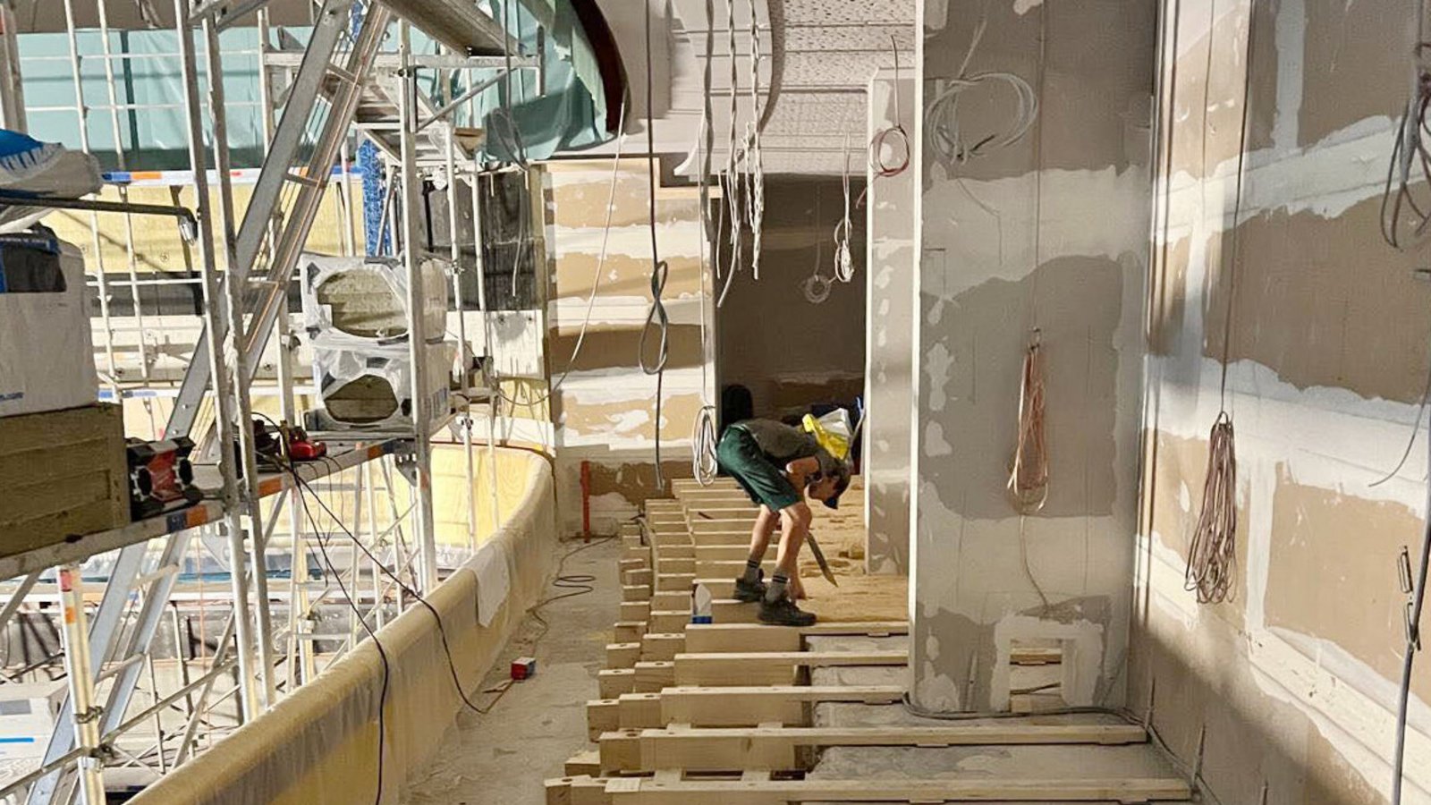 Im Metropol-Kino wird der alte Balkon des großen Saals freigelegt.Foto: /Metropol Im Metropol-Kino wird der alte Balkon des großen Saals freigelegt.Foto: /Metropol