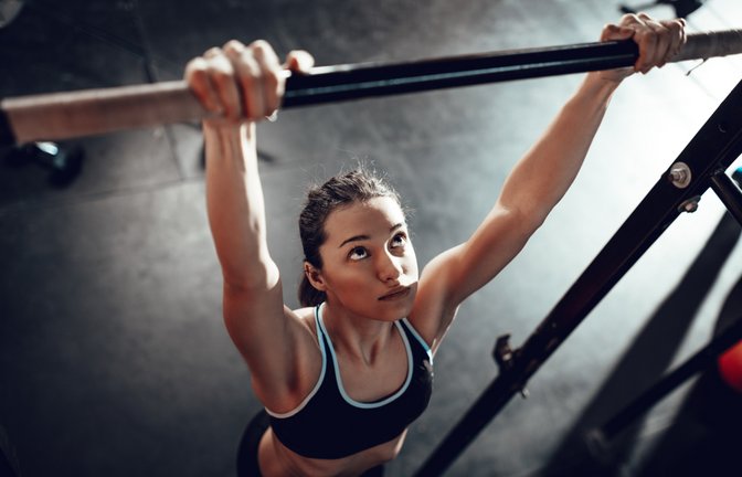 Was tun, wenn die Kraft für einen Klimmzug noch nicht reicht?<span class='image-autor'>Foto: MilanMarkovic78 / shutterstock.com</span>