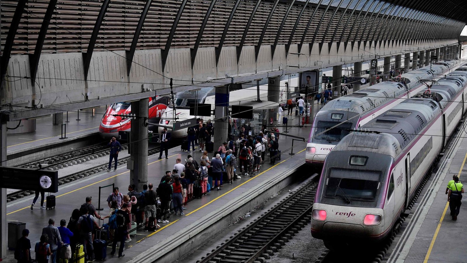 Ohne Strom nix los: Bahnhof in Sevilla.Foto: Cristina Quicler/AFP