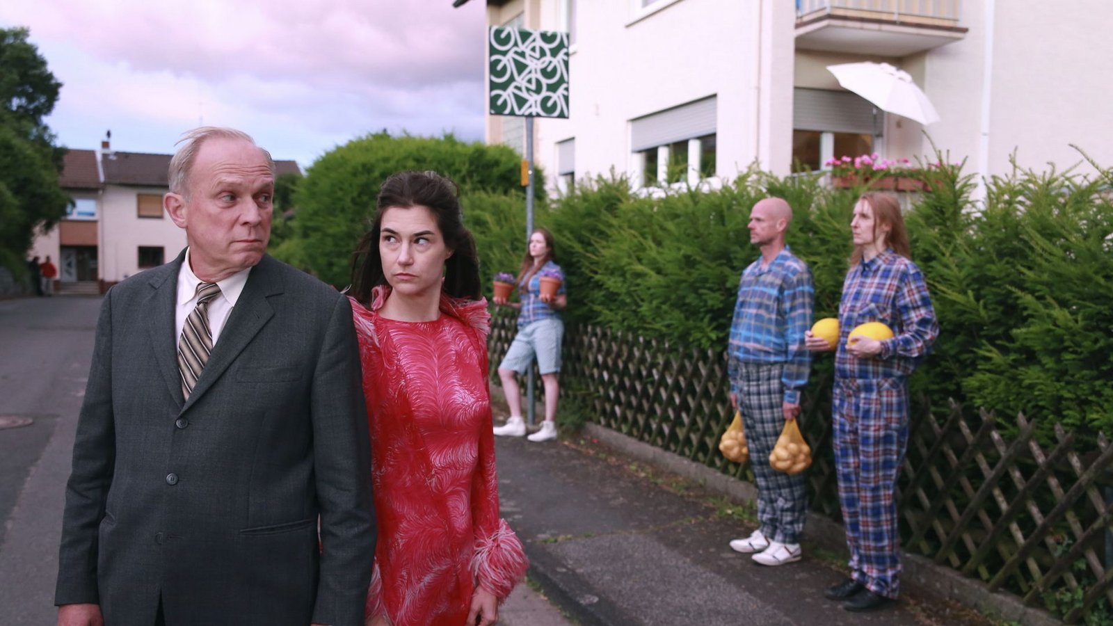 Absurdes Theater: Murot (Ulrich Tukur, links) bewegt sich durch die Psyche der Frau (Nadine Dubois), die neben ihm steht.Foto: HR/Senator Film   /Dietrich Brüggem