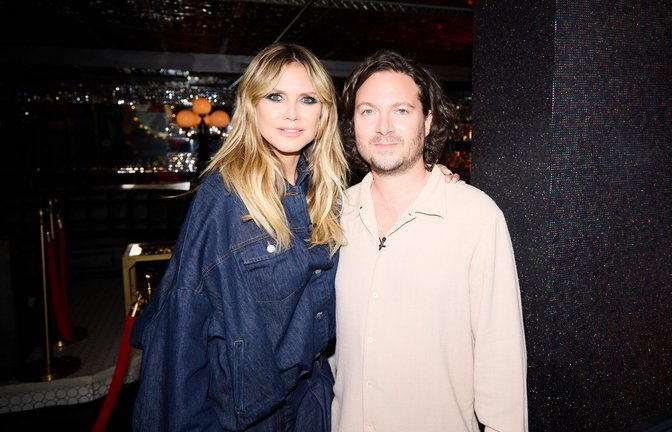 Fotograf Max Montgomery (r.) setzt die Models in Folge 21 in Szene. Links Heidi Klum<span class='image-autor'>Foto: ProSieben/Max Montgomery</span>