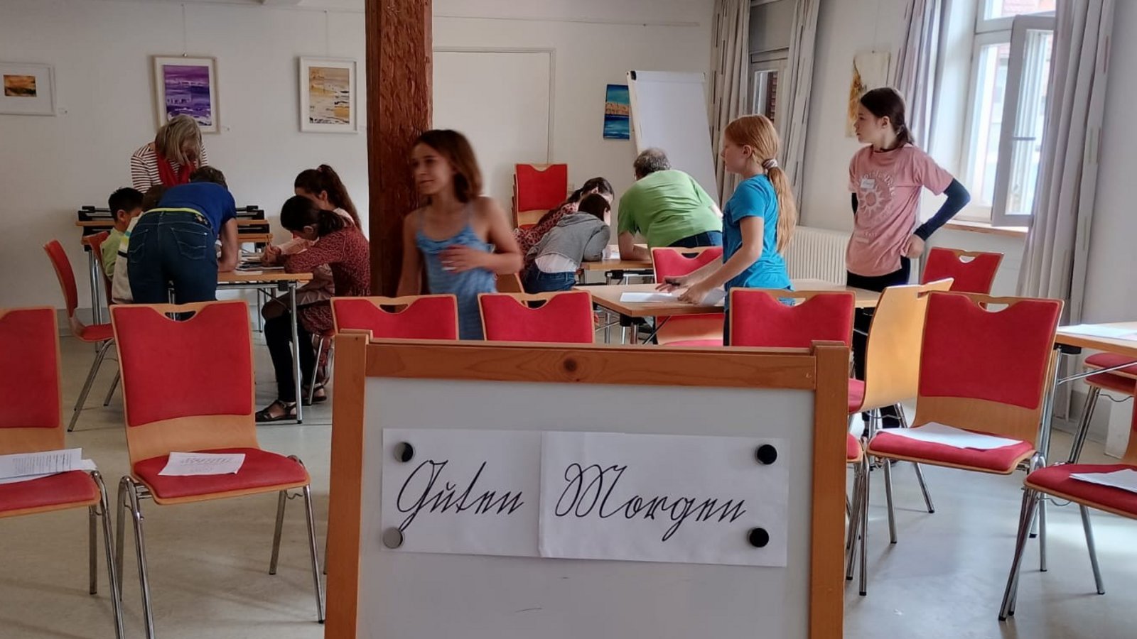 Konzentriert gehen die Kinder beim Sommerferienprogramm in alten Texten Kriminalfällen der Vaihinger Stadtgeschichte nach. Foto: p Konzentriert gehen die Kinder beim Sommerferienprogramm in alten Texten Kriminalfällen der Vaihinger Stadtgeschichte nach. Foto: p