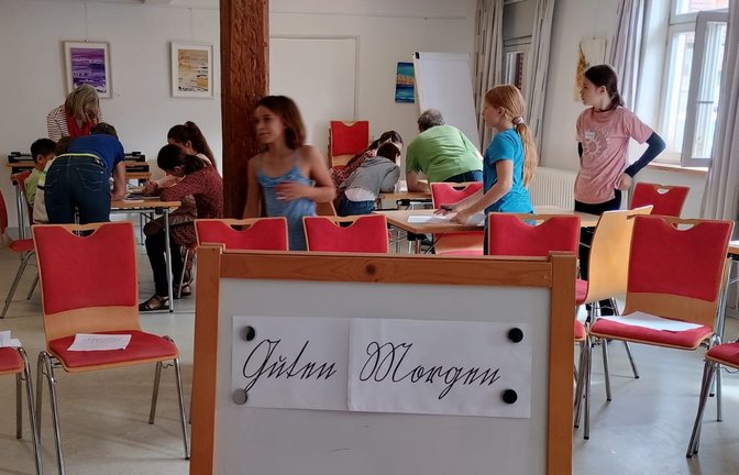 Konzentriert gehen die Kinder beim Sommerferienprogramm in alten Texten Kriminalfällen der Vaihinger Stadtgeschichte nach.  <span class='image-autor'>Foto: p</span>