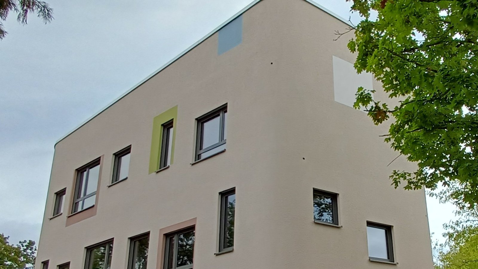 Das Unterstufengebäude der Vaihinger Waldorfschule mit zwei Spechtlöchern. Fotos: Rücker Das Unterstufengebäude der Vaihinger Waldorfschule mit zwei Spechtlöchern. Fotos: Rücker