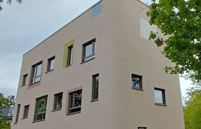 Das Unterstufengebäude der Vaihinger Waldorfschule mit zwei Spechtlöchern.  <span class='image-autor'>Fotos: Rücker</span>