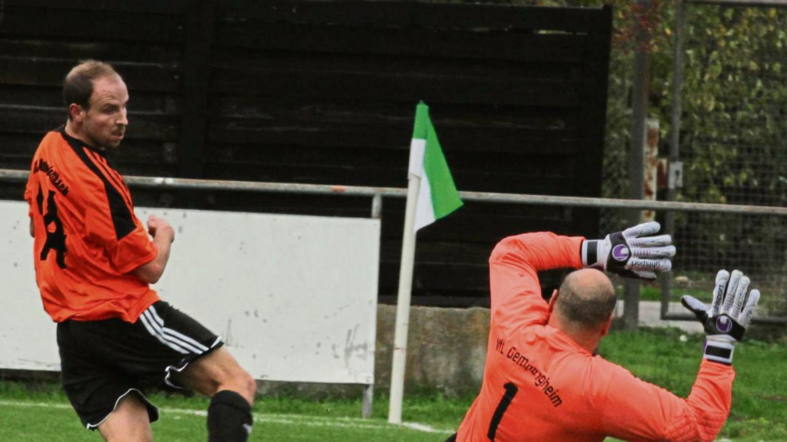 Andre Aisenbrey (links) scheitert gegen Gemmrigheims Torwart Raffaele Alessandro. Gegen Walheim ist der Kleinglattbacher Flügelstürmer wieder in der Pflicht, da Fatos Isafi ausfällt. Foto: Nachreiner Andre Aisenbrey (links) scheitert gegen Gemmrigheims Torwart Raffaele Alessandro. Gegen Walheim ist der Kleinglattbacher Flügelstürmer wieder in der Pflicht, da Fatos Isafi ausfällt. Foto: Nachreiner