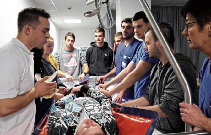 Mitarbeiter des Krankenhauses Mühlacker absolvieren das Schockraum-Training. Fotos: Friedrich