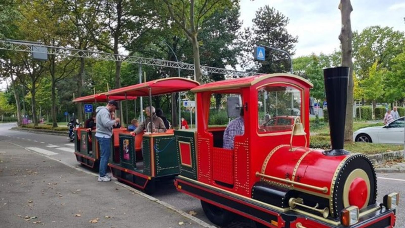 Eine Bimmelbahn verbindet künftig Riesenrad und Residenzschloss in Ludwigsburg. Foto: p Eine Bimmelbahn verbindet künftig Riesenrad und Residenzschloss in Ludwigsburg. Foto: p