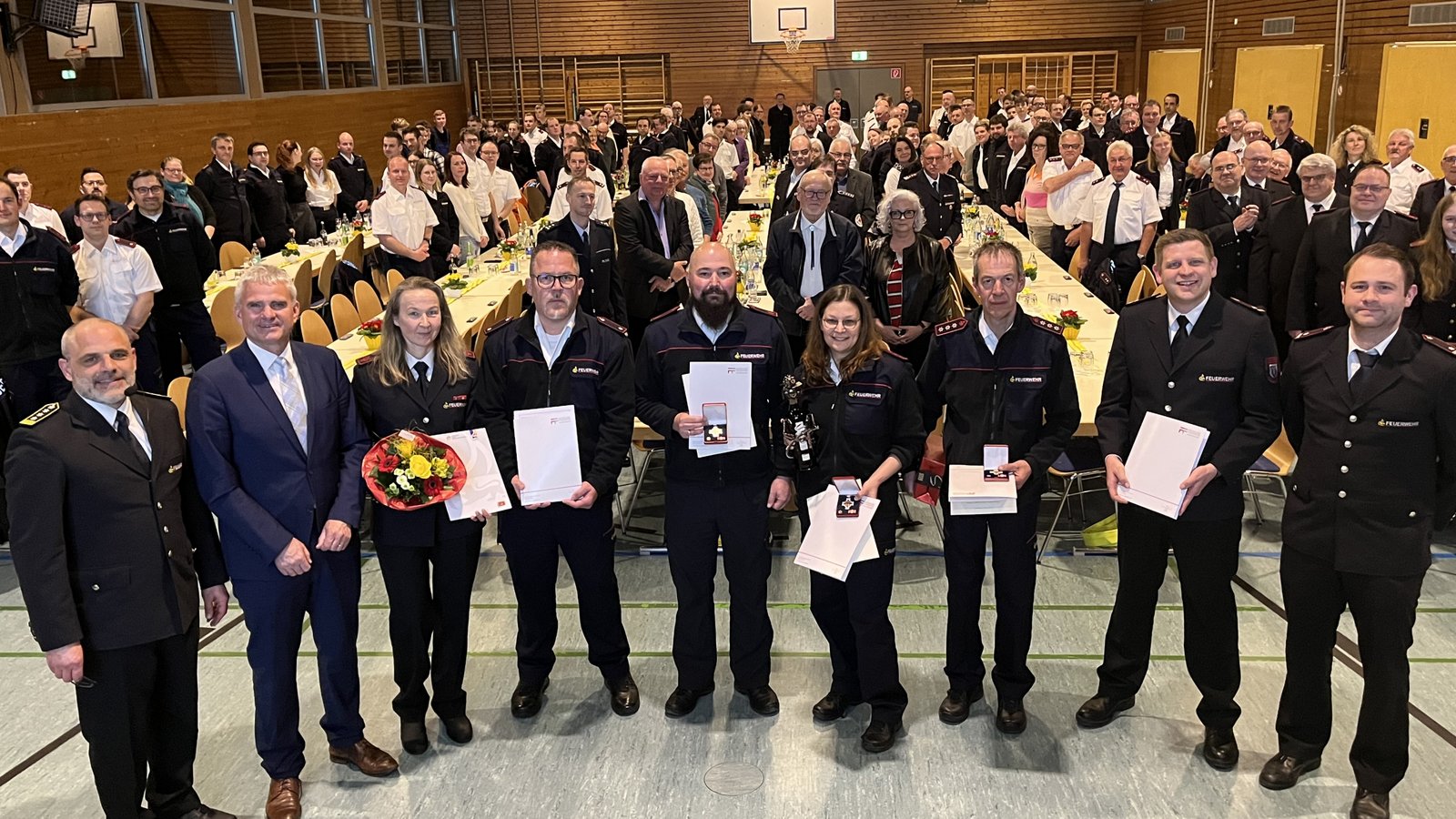 Ehrungen und Beförderungen bei der Sachsenheimer Feuerwehr (von links): Kommandant Philipp Rousta, Bürgermeister Holger Albrich, Sabine Busch, Achim Braun, Julian Haaga, Eva Mollenkopf, Thomas Tenta, Michael Gennert und Marcel Reinke.  Foto: Glemser