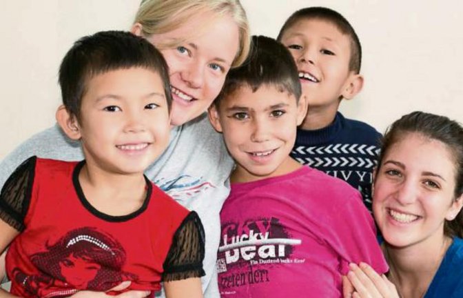 Sophie Deuerlein (Zweite von links) und Sarah Rasi (rechts) mit Kindern des Zentrums. Foto: p