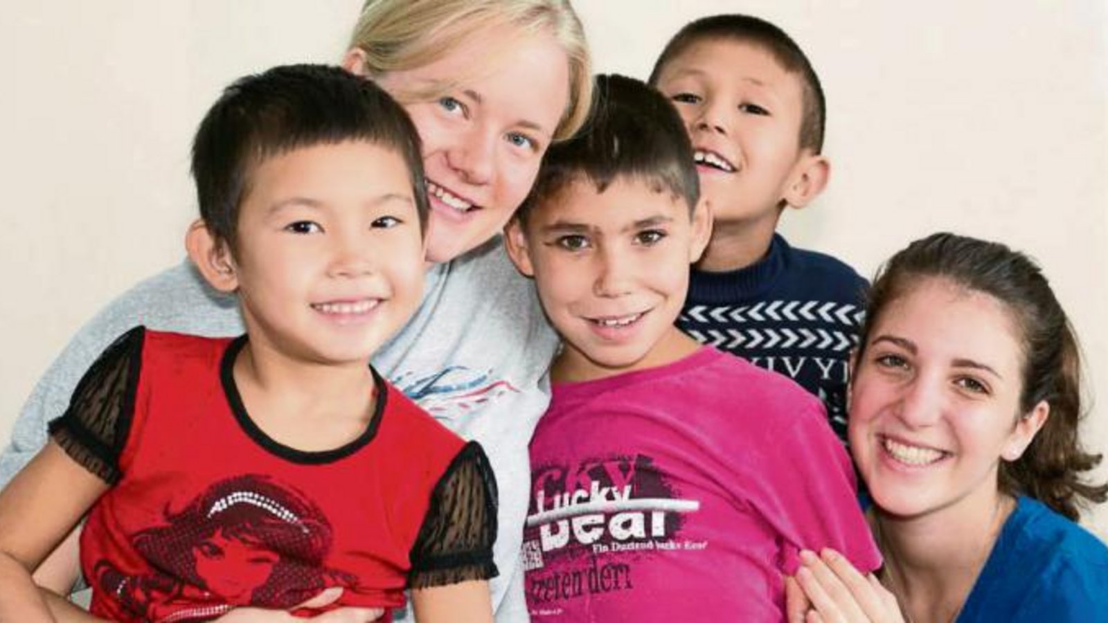 Sophie Deuerlein (Zweite von links) und Sarah Rasi (rechts) mit Kindern des Zentrums. Foto: p