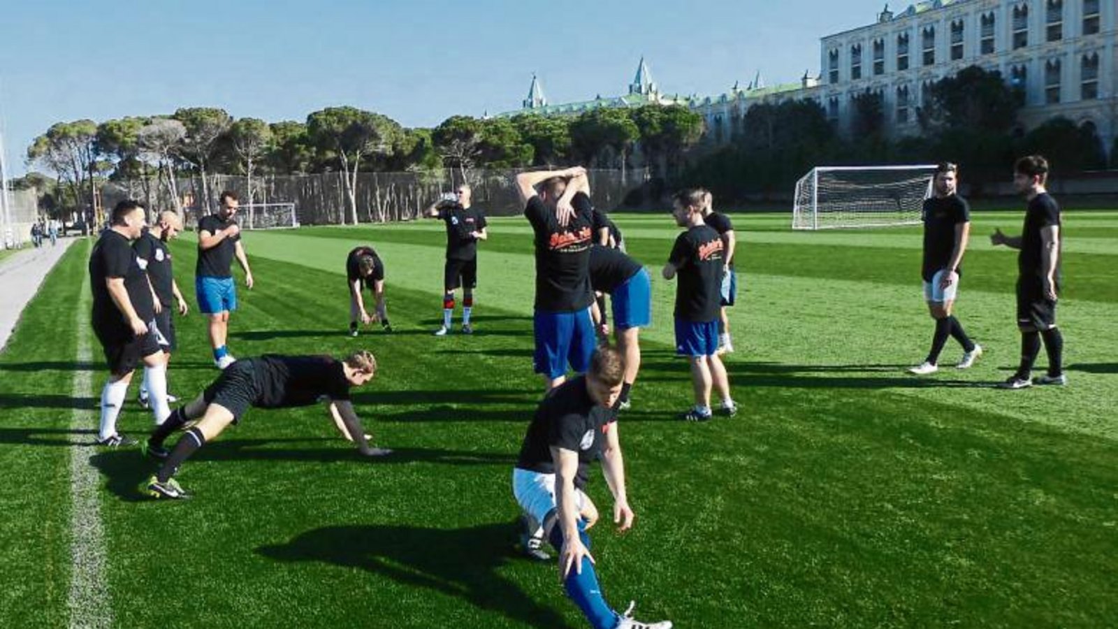 Bei angenehmen Temperaturen wärmen sich Häfnerhaslacher Kicker fürs Training auf. Foto: privat Bei angenehmen Temperaturen wärmen sich Häfnerhaslacher Kicker fürs Training auf. Foto: privat