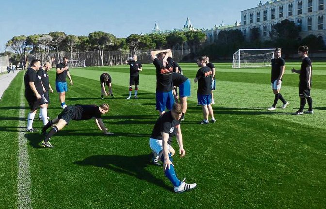 Bei angenehmen Temperaturen wärmen sich Häfnerhaslacher Kicker fürs Training auf.  Foto: privat