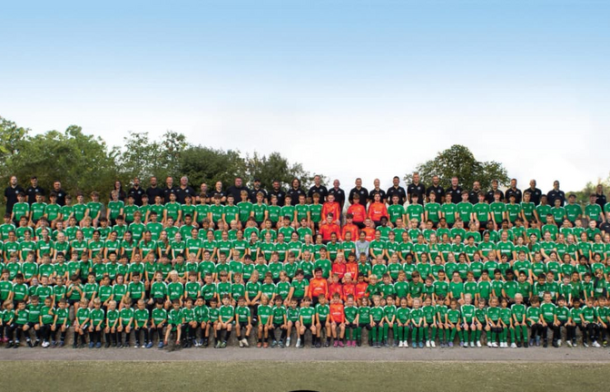 Einer für alle, alle für einen - und zwar Verein: Traditionell lässt der&nbsp; TV Zazenhausen zu Saisonstart ein Foto von allen Jugendspielern und Jugendspielerinnen des Clubs machen.<span class='image-autor'>privat</span>