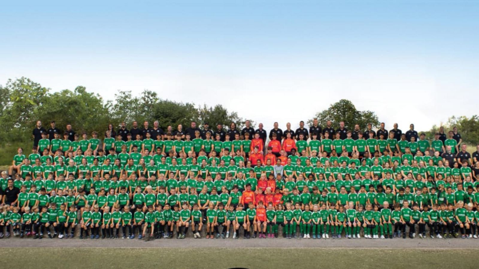 Einer für alle, alle für einen - und zwar Verein: Traditionell lässt der TV Zazenhausen zu Saisonstart ein Foto von allen Jugendspielern und Jugendspielerinnen des Clubs machen.privat Einer für alle, alle für einen - und zwar Verein: Traditionell lässt der TV Zazenhausen zu Saisonstart ein Foto von allen Jugendspielern und Jugendspielerinnen des Clubs machen.privat