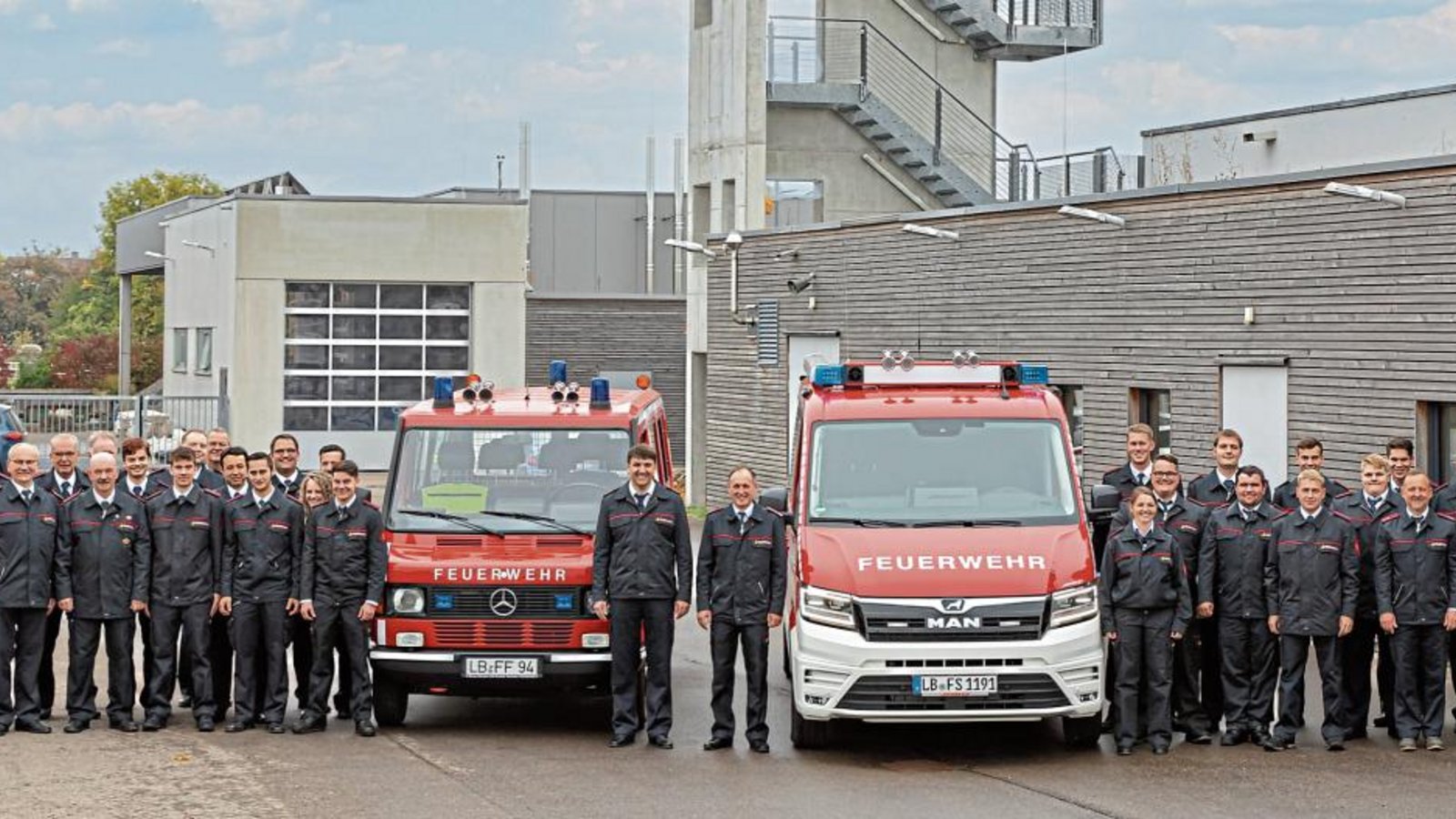 Gruppenbild mit Feuerwehrmannschaft und neuem Fahrzeug. Foto: Olbrich Gruppenbild mit Feuerwehrmannschaft und neuem Fahrzeug. Foto: Olbrich
