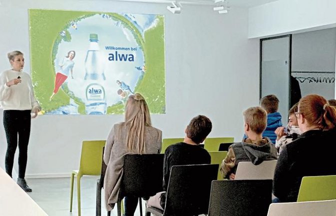 Vertriebschefin Denise Kaufmann informierte die Besucher über das Unternehmen.  Foto: p