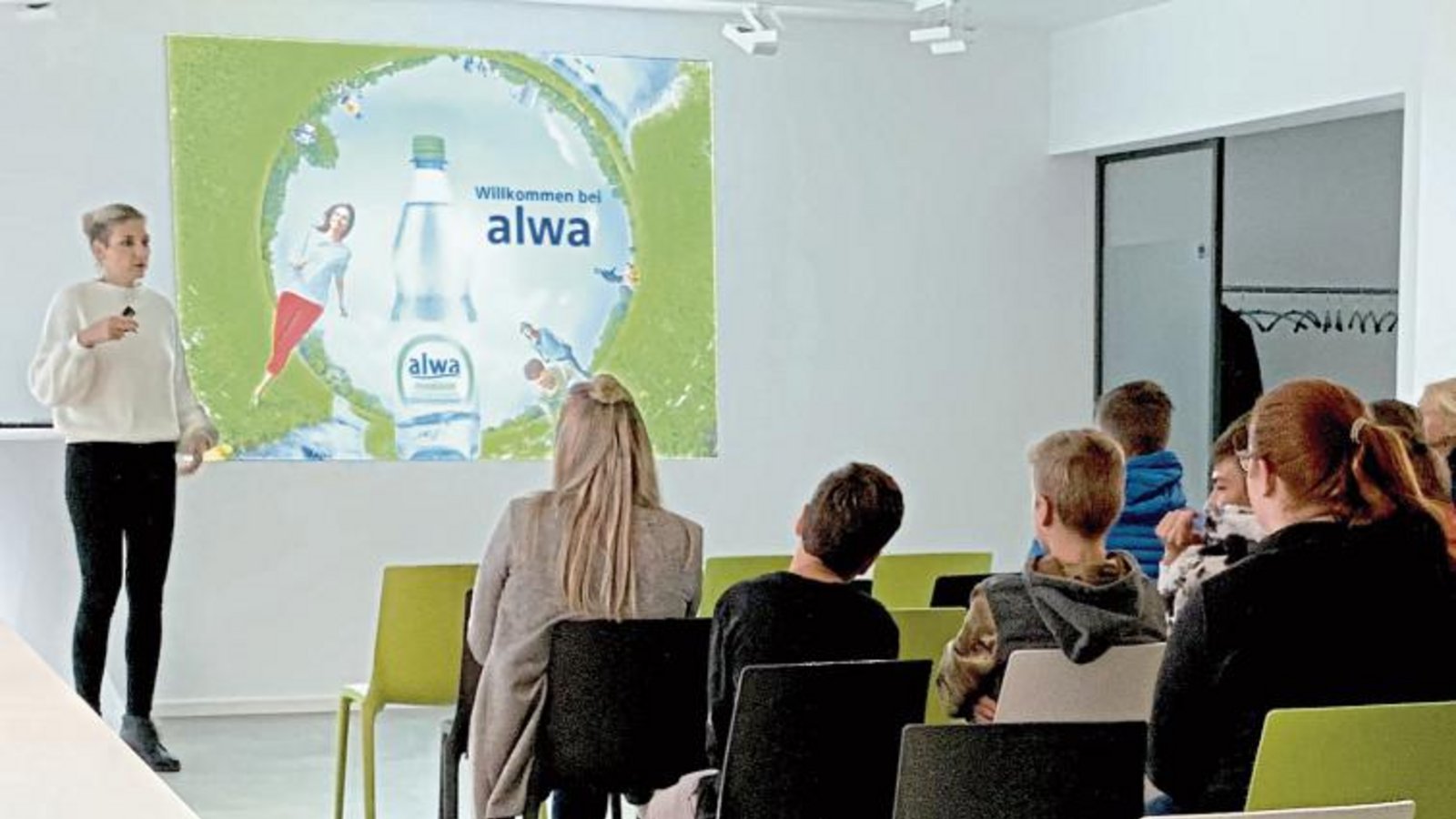 Vertriebschefin Denise Kaufmann informierte die Besucher über das Unternehmen. Foto: p Vertriebschefin Denise Kaufmann informierte die Besucher über das Unternehmen. Foto: p
