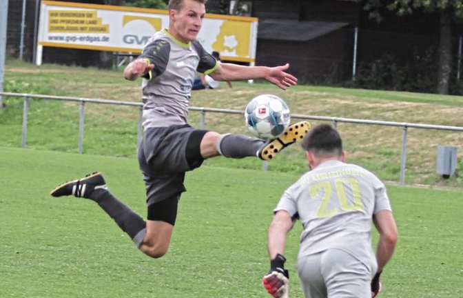 Akrobatisch, aber auch gefährlich versucht Tim Zipperle (links) von der SGM Roßwag/Mühlhausen den Ball vor Lienzingens Torwart zu kontrollieren. Jakob Nabrotzi (Zweiter von rechts) schüttelt derweil einen Spieler der SF Mühlacker ab. Fotos: Nachreiner