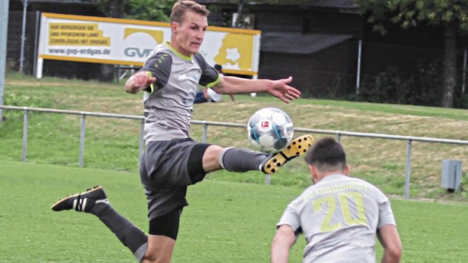 Akrobatisch, aber auch gefährlich versucht Tim Zipperle (links) von der SGM Roßwag/Mühlhausen den Ball vor Lienzingens Torwart zu kontrollieren. Jakob Nabrotzi (Zweiter von rechts) schüttelt derweil einen Spieler der SF Mühlacker ab. Fotos: Nachreiner
