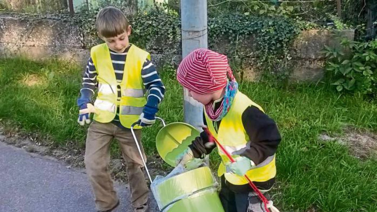 „Unsere Kinder unterstützen die Stadt beim Sammeln von Müll“, schreibt Marlene Walter aus Enzweihingen. „Unsere Kinder unterstützen die Stadt beim Sammeln von Müll“, schreibt Marlene Walter aus Enzweihingen.