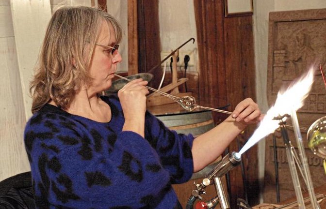 Mit wohl dosiertem Atem gestaltet die Glasbläserin entsprechend ihrer bildlichen Vorstellung ihre hauchfeinen Kunstwerke.  Foto: Filitz