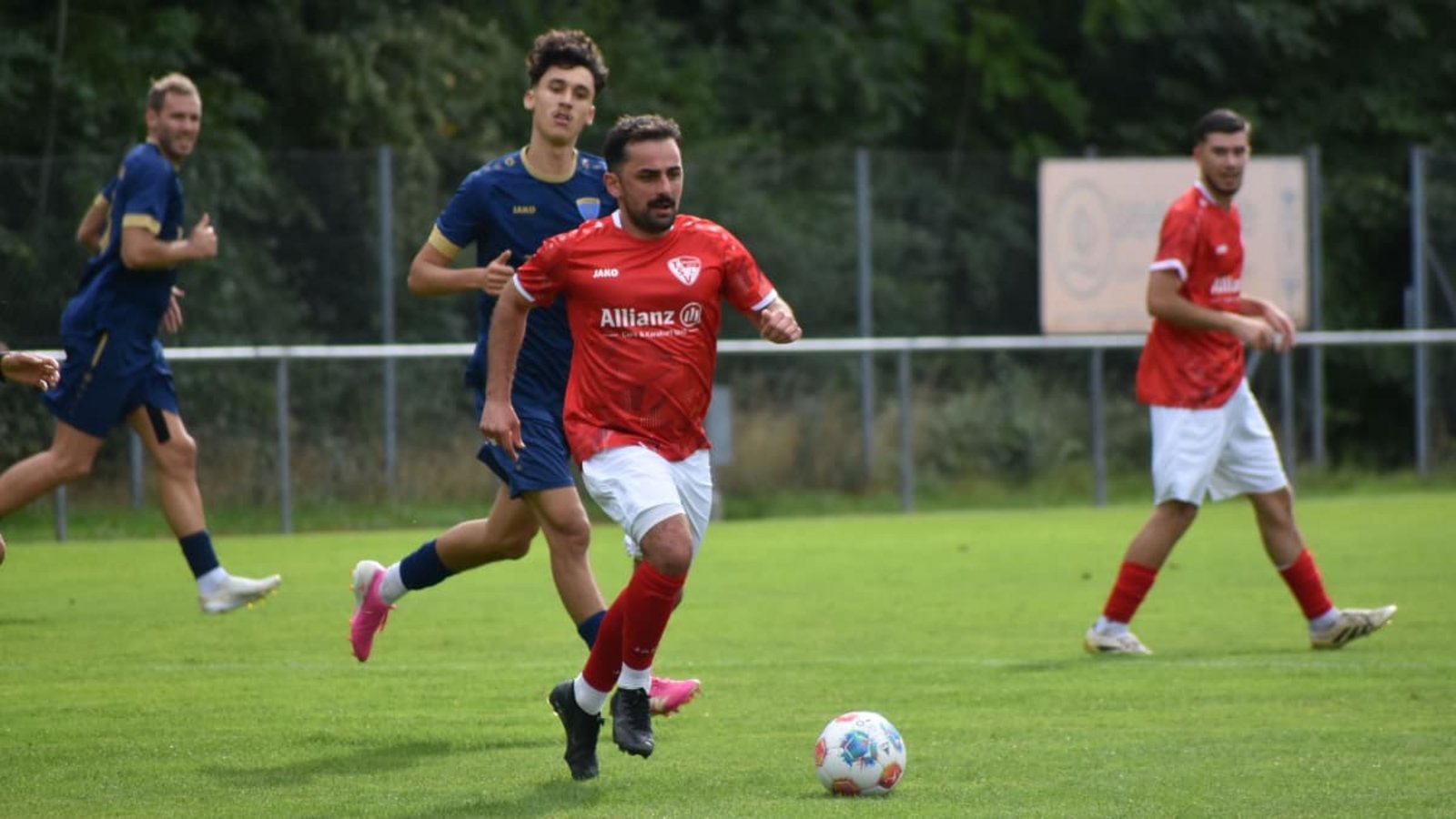Zwei Siege hintereinander: Spielertrainer Harun Güney (am Ball) und der Türk SV Herrenberg sind mit dem 4:3-Erfolg beim TV Darmsheim (in Dunkelblau) endgültig in der Bezirksliga angekommen.Michael Schwartz