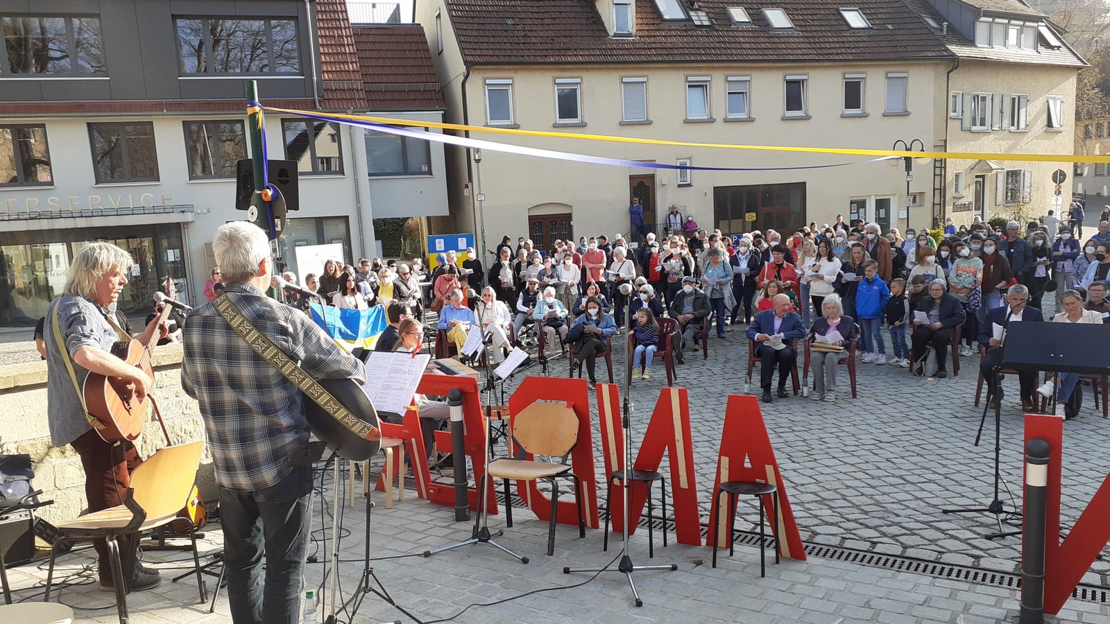 Im Äußeren Schlosshof versammeln sich zahlreiche Sachsenheimerinnen und Sachsenheimer, um gegen den Krieg zu protestieren. Foto: Glemser Im Äußeren Schlosshof versammeln sich zahlreiche Sachsenheimerinnen und Sachsenheimer, um gegen den Krieg zu protestieren. Foto: Glemser