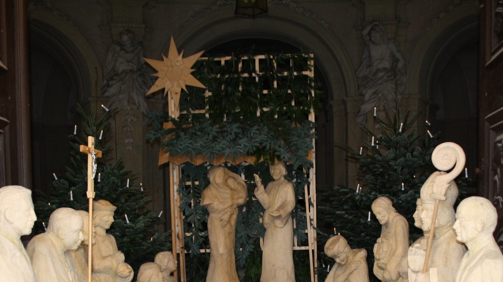 Ab Samstag steht im Schlosshof ein Krippenensemble mit 20 lebensgroßen, handgeschnitzten Holzfiguren.  Foto: SSG