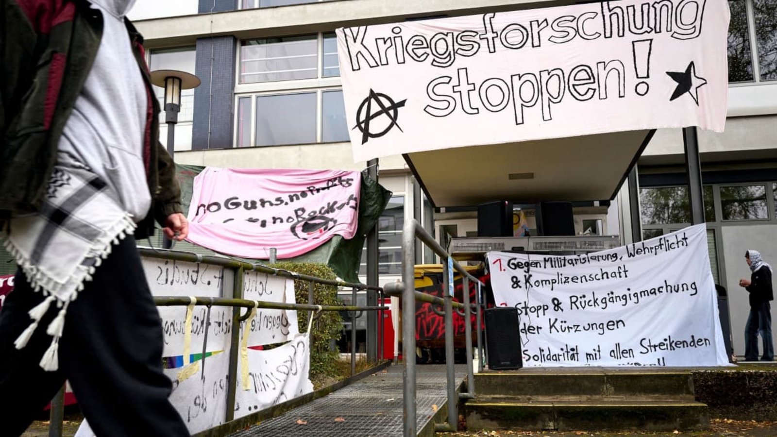 Plakate vor dem Otto-Suhr-Institut der FU Berlin. Studierende blockieren den Eingang aus Protest.Michael Ukas/dpa Plakate vor dem Otto-Suhr-Institut der FU Berlin. Studierende blockieren den Eingang aus Protest.Michael Ukas/dpa