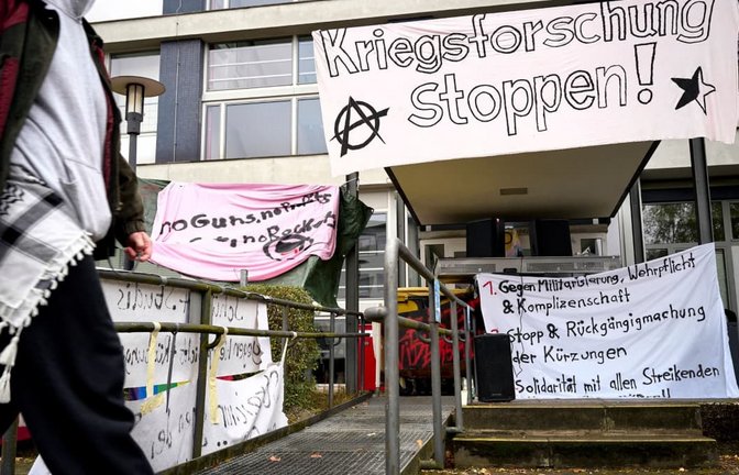 Plakate vor dem Otto-Suhr-Institut der FU Berlin. Studierende blockieren den Eingang aus Protest.<span class='image-autor'>Michael Ukas/dpa</span>
