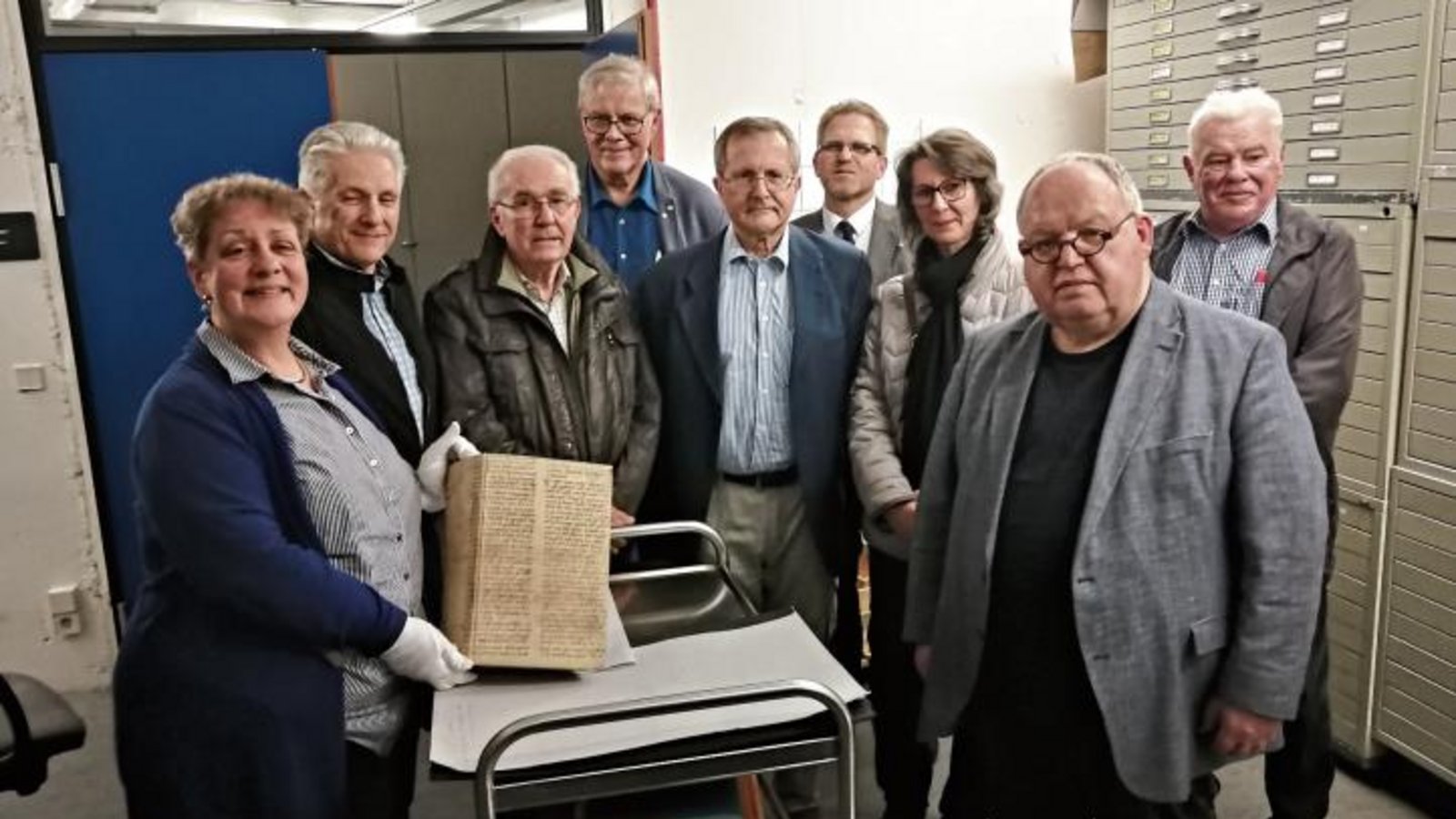 Archivleitern Marlis Lippik erläutert Aufgabe und Arbeit der städtischen Einrichtung Peter Feuchter, Dieter Eberle, Kreisrat Dr. Peter Napiwotzky, Frank Kocsis, Ulrich Stüber, Kristina Somlai sowie den Stadträten Theo Bellon und Günter Bächle (von links). Foto: p Archivleitern Marlis Lippik erläutert Aufgabe und Arbeit der städtischen Einrichtung Peter Feuchter, Dieter Eberle, Kreisrat Dr. Peter Napiwotzky, Frank Kocsis, Ulrich Stüber, Kristina Somlai sowie den Stadträten Theo Bellon und Günter Bächle (von links). Foto: p