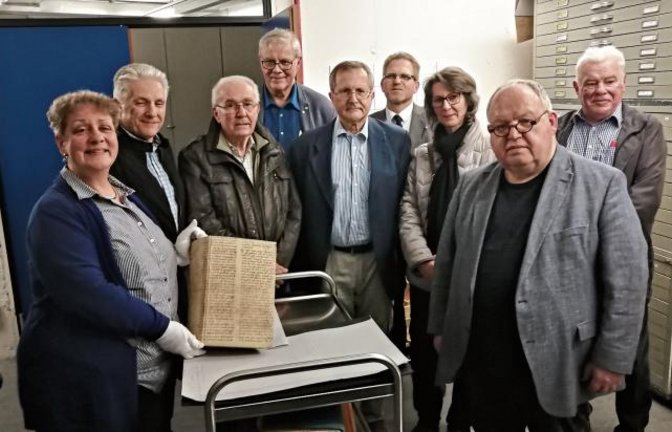 Archivleitern Marlis Lippik erläutert Aufgabe und Arbeit der städtischen Einrichtung Peter Feuchter, Dieter Eberle, Kreisrat Dr. Peter Napiwotzky, Frank Kocsis, Ulrich Stüber, Kristina Somlai sowie den Stadträten Theo Bellon und Günter Bächle (von links).  Foto: p