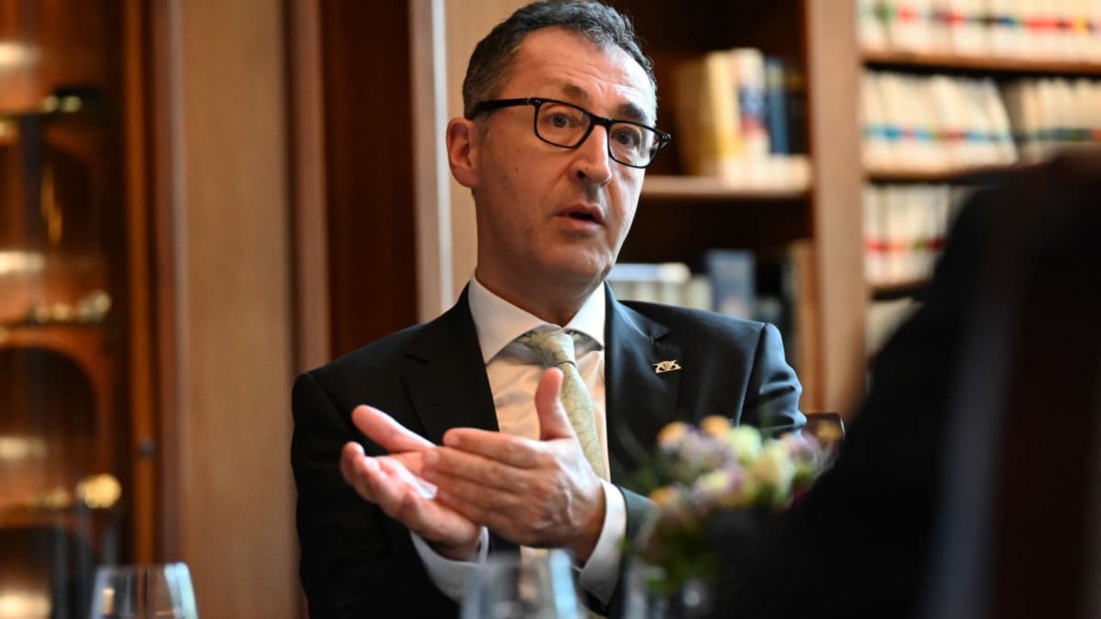 Cem Özdemir (Bündnis 90/ Die Grünen), Ministerpräsident von Baden-Württemberg, spricht bei einem Interview in der Bibliothek der Villa Reitzenstein.Jennifer Kramer/dpa Cem Özdemir (Bündnis 90/ Die Grünen), Ministerpräsident von Baden-Württemberg, spricht bei einem Interview in der Bibliothek der Villa Reitzenstein.Jennifer Kramer/dpa