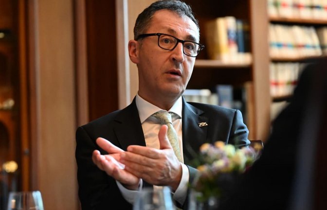 Cem Özdemir (Bündnis 90/ Die Grünen), Ministerpräsident von Baden-Württemberg, spricht bei einem Interview in der Bibliothek der Villa Reitzenstein.<span class='image-autor'>Jennifer Kramer/dpa</span>