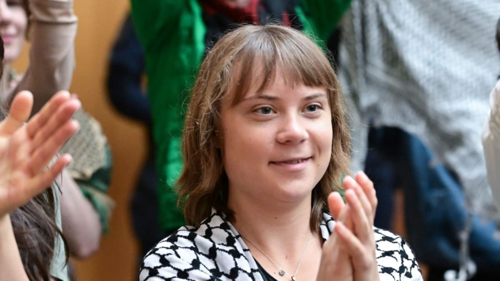 Die Klimaaktivistin Greta Thunberg klatscht als Zuschauerin in einem Gerichtssaal in Stuttgart-Stammheim (Archivbild).Bernd Weißbrod/dpa Die Klimaaktivistin Greta Thunberg klatscht als Zuschauerin in einem Gerichtssaal in Stuttgart-Stammheim (Archivbild).Bernd Weißbrod/dpa