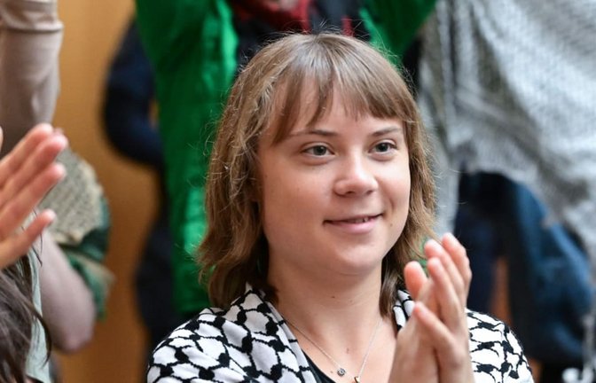 Die Klimaaktivistin Greta Thunberg klatscht als Zuschauerin in einem Gerichtssaal in Stuttgart-Stammheim (Archivbild).<span class='image-autor'>Bernd Weißbrod/dpa</span>