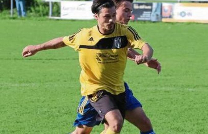Oberriexingens Benjamin Langhans (vorne) ist mit 17 Treffern zusammen mit Vaihingens Qendrim Emini zweitbester Torschütze in der Kreisliga B 5. Foto: Nachreiner