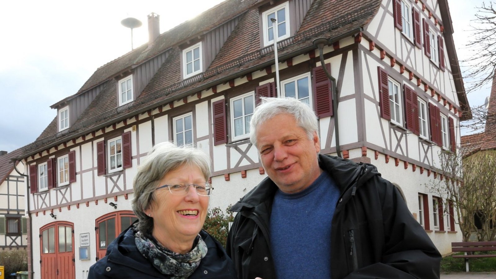 Cornelia Schuler und Dr. Ralf Fetzer präsentieren das Buch vor dem neuen Rathaus, das heute an Stelle der alten Zehntscheuer steht. Foto: Küppers Cornelia Schuler und Dr. Ralf Fetzer präsentieren das Buch vor dem neuen Rathaus, das heute an Stelle der alten Zehntscheuer steht. Foto: Küppers
