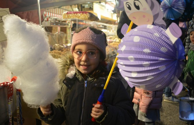 Eda mit Laterne und Zuckerwatte. <span class='image-autor'>Fotos: Stahlfeld</span>