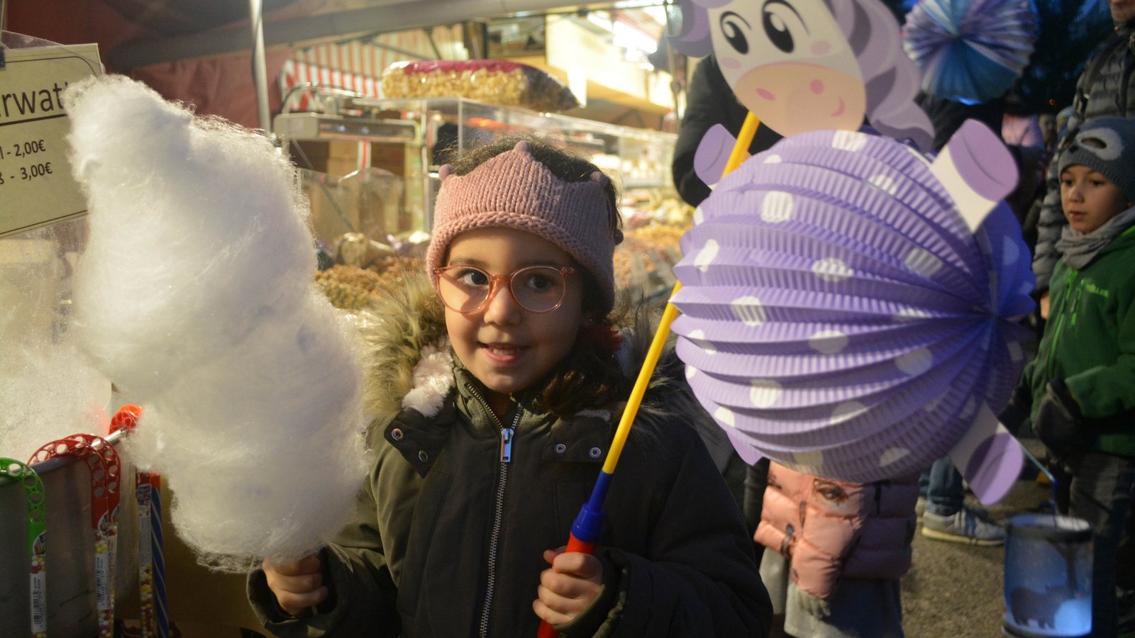 Eda mit Laterne und Zuckerwatte. Fotos: Stahlfeld