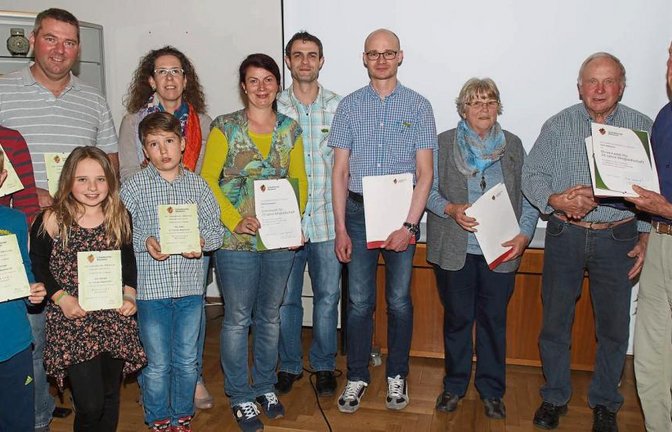 Diese Mitglieder des Schwäbischen Albvereins, Ortsgruppe Häfnerhaslach, wurden für ihre langjährige Vereinstreue geehrt.  Foto: p