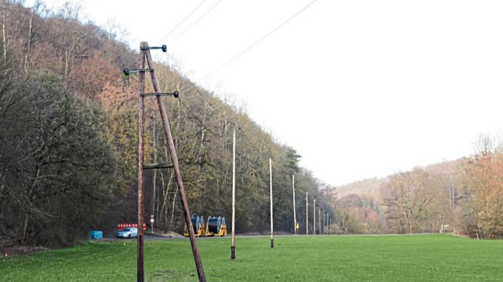 Die Holzmasten werden voraussichtlich im Herbst abgebaut.  Foto: p